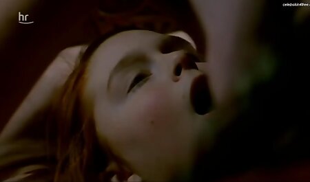 彼は彼女のピアス膣に彼の指を入れて、彼女のマッサージ アニメ jk 動画