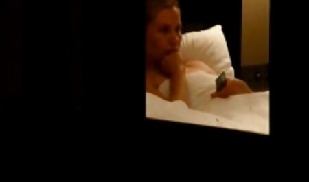 男性はシミュレータで雛をポーズし、彼女の膣を舐める 無料 動画 女子 高生