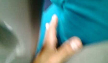 湯たんぽは陰茎をmasturbatesし、自分自身にそれを置きます 女子 高生 中だし セックス 動画