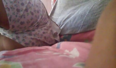 私たちのアジアのガールフレンドアリエルは、ベッドの中で快適に座って、彼女の手に大きなキャラメル形のペニスを取り、それをなめると彼女の膣 女子 h 動画