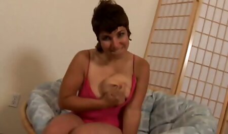 美しい雌犬は、ビーチで自分自身を撫でる！ 女子 高生 セックス 動画 無 修正