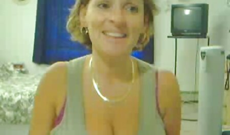 傷ついた皮膚は、電話で、彼女の熱い開いたお尻に干渉し始めた 女子 av 動画